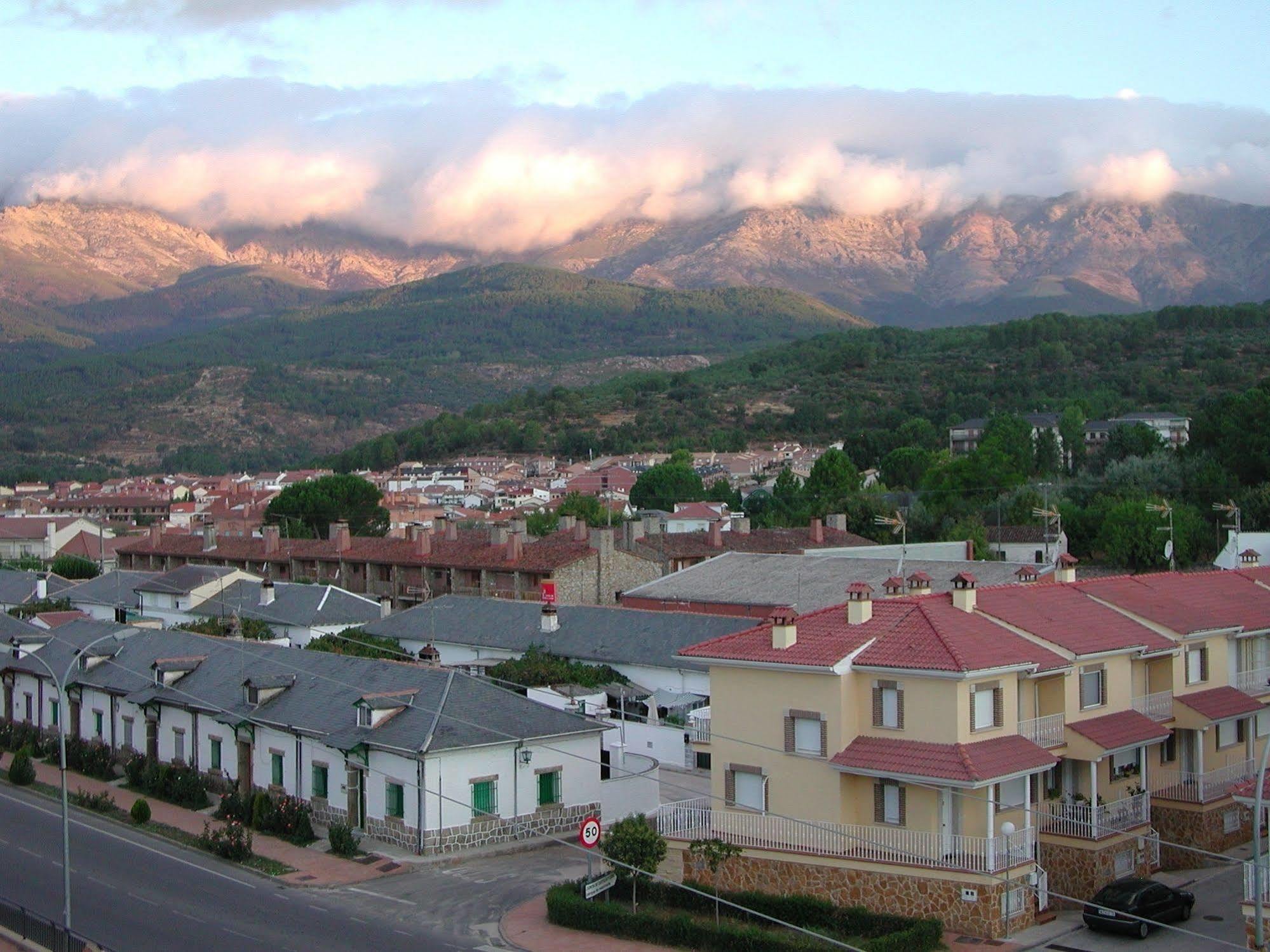 Hostal Avenida Arenas de San Pedro Buitenkant foto