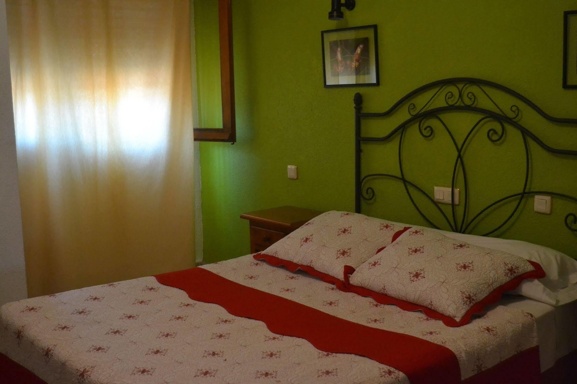 Hostal Avenida Arenas de San Pedro Buitenkant foto